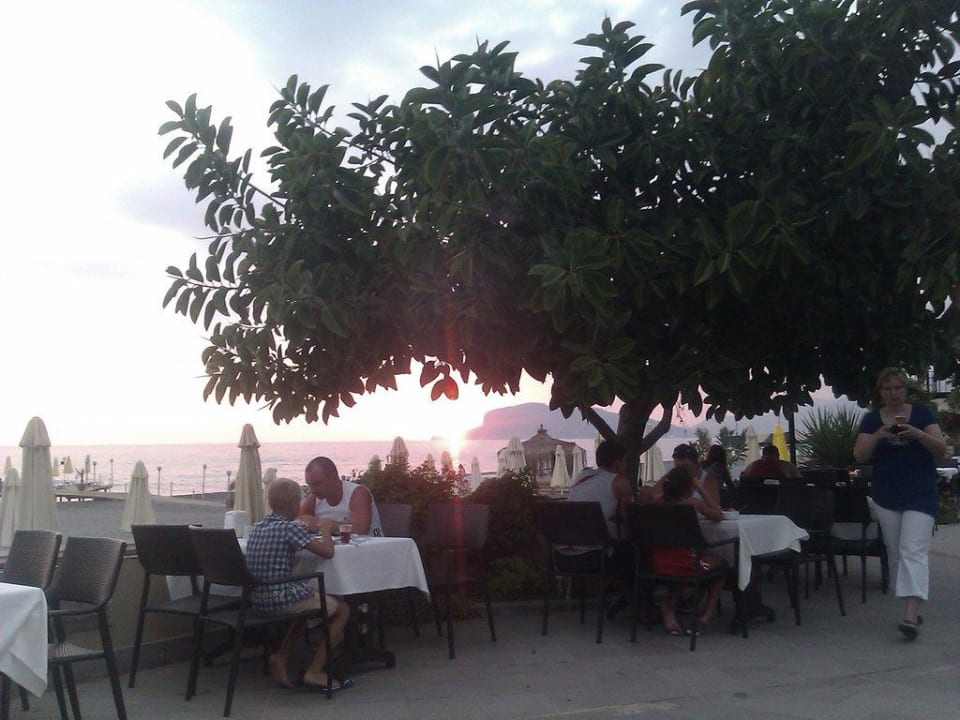 Ausblick beim Abendessen Senza Sunset Beach Hotel