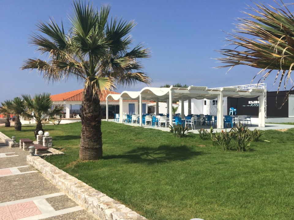 Bühne und dahinter Strandbar Eliros Mare