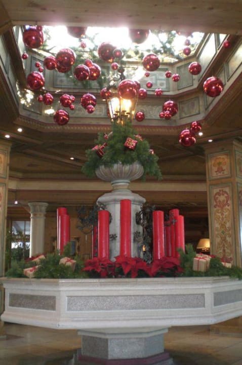 Weihnachtsdeko in der Hotelhalle Alpenresort Schwarz