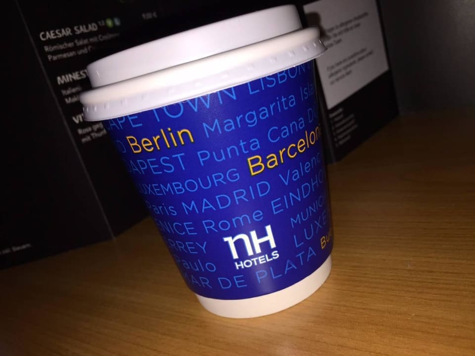 Coffee to go Becher als Service beim Frühstück Hotel NH Erlangen