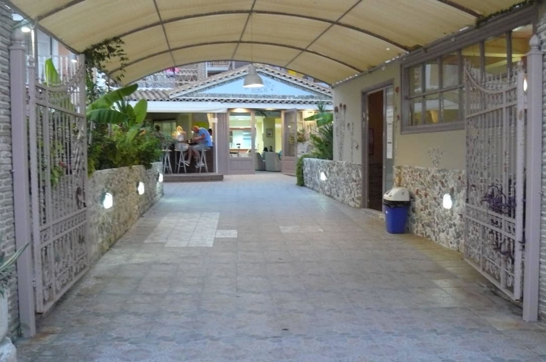 Wejście do hotelu Hotel Turtle Beach