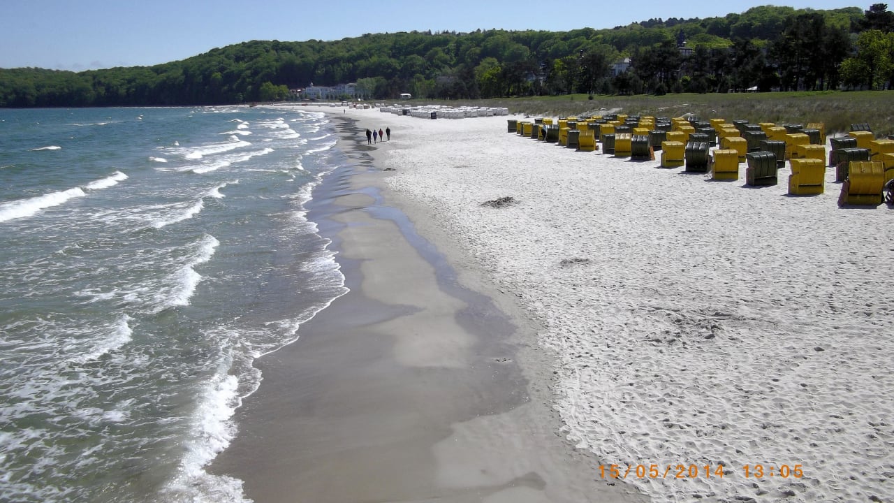 Von der Seebrücke aus links LOEV Hotel Rügen
