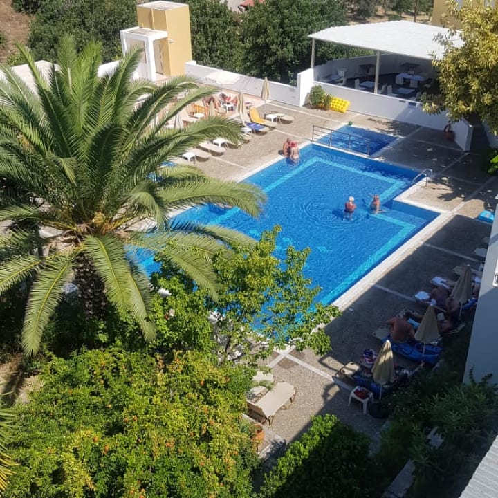 Widok z tarasu na basen Hotel Xidas Garden