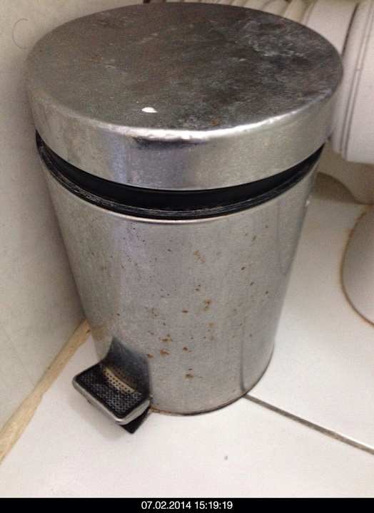 Verschmutzer Abfalleimer The Park Hotel