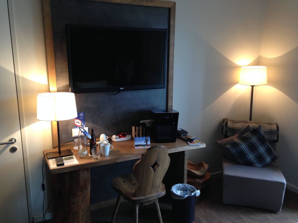 Schreibtisch mit Kaffeemaschine Torfhaus Harzresort