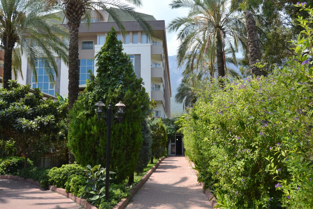 Отель с дорожки от пляжа Armas Gül Beach