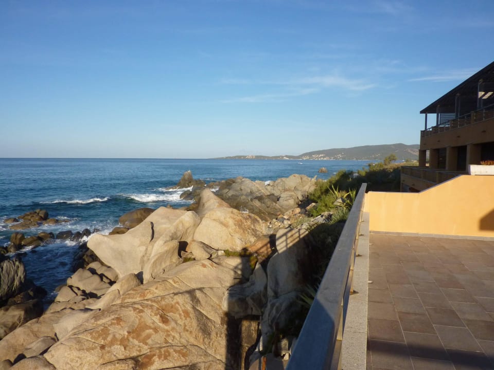 Blick zur Uferbefestigung unterhalb des Hotels Hotel & Residence Abbartello