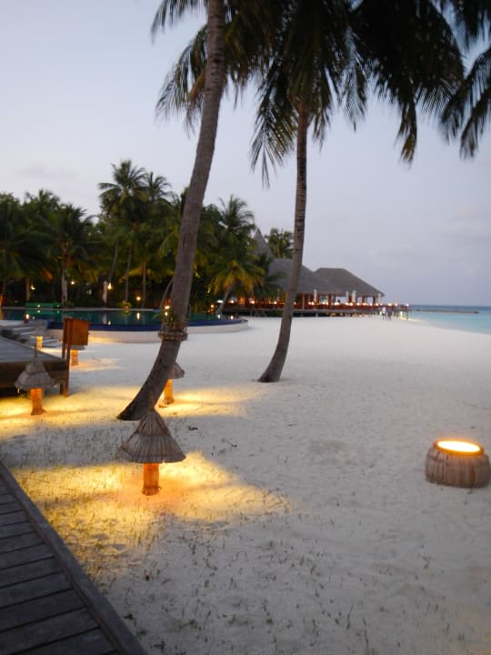 Von der Thundibar aus am Abend Veligandu Maldives Resort Island