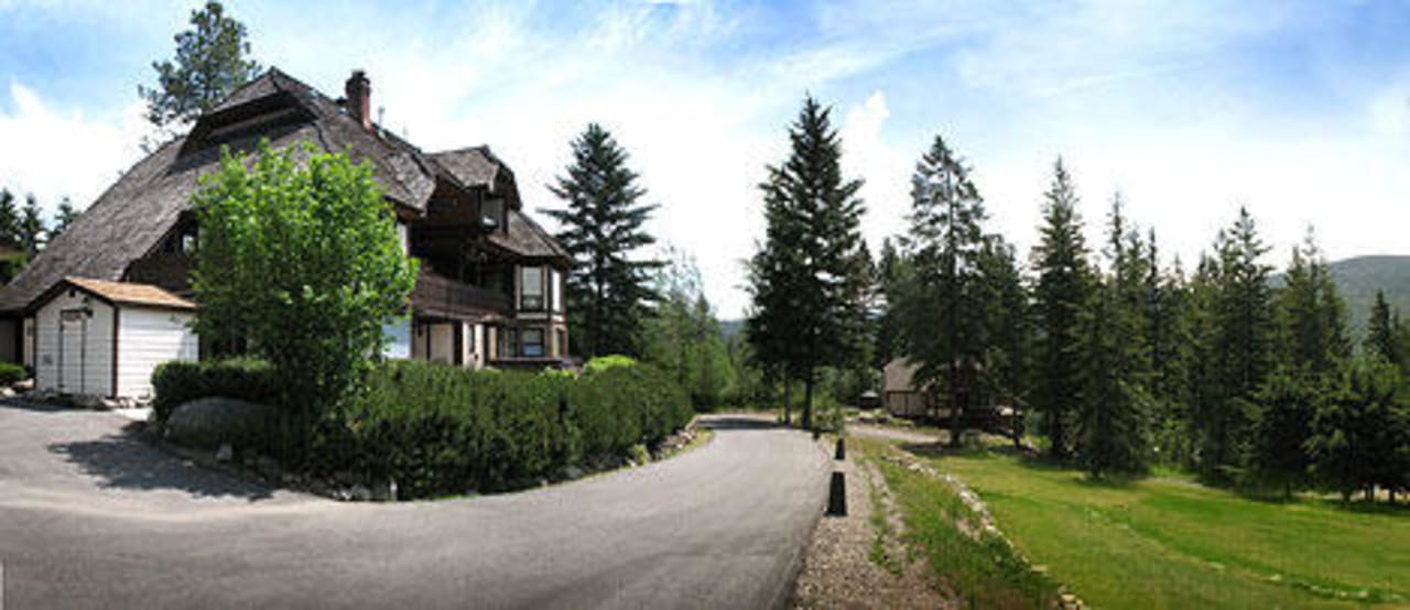 Castle on the Mountain Parking Area Castle on the Mountain Accommodations