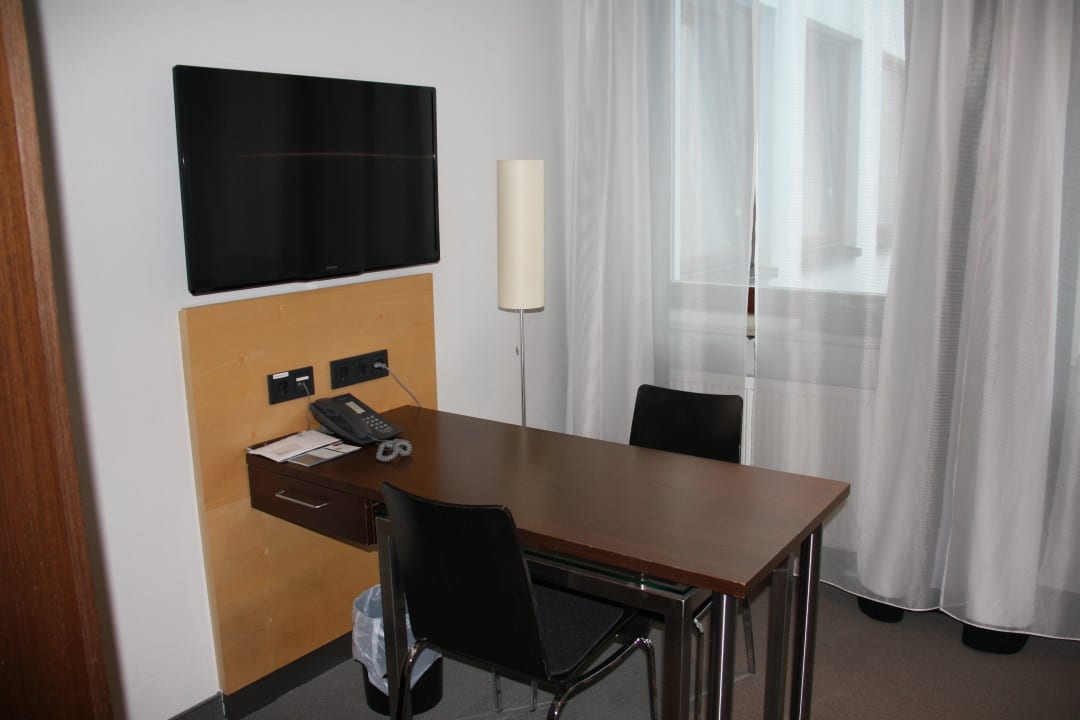 Kleine Sitzecke mit TV Schiller 5 Hotel