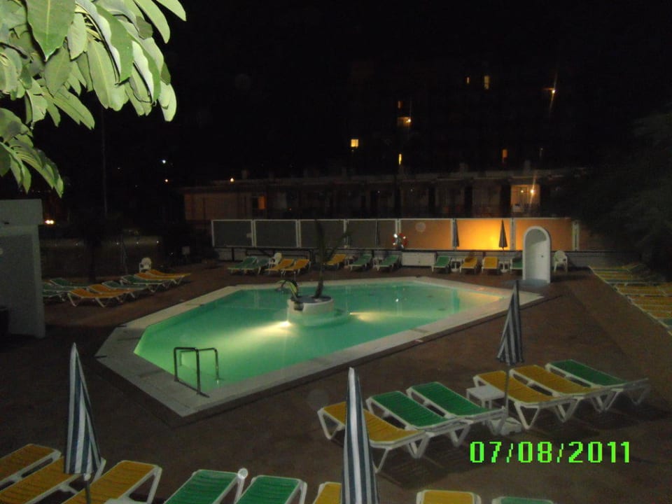 Poolanlage am Abend allsun Hotel Lucana