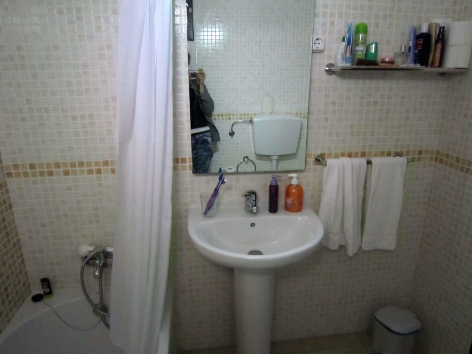 Badezimmer mit Wanne und Waschbecken Hotel Ancora Park