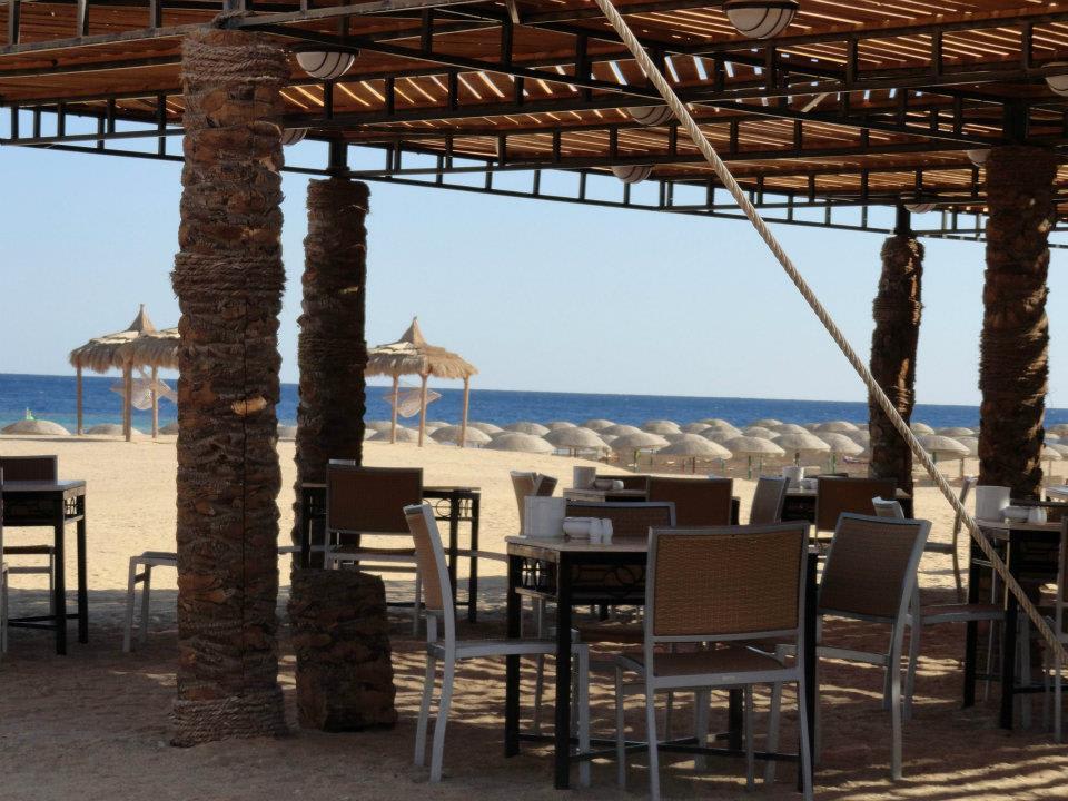 Snackbar am Strand. Hotel Gorgonia Beach Resort