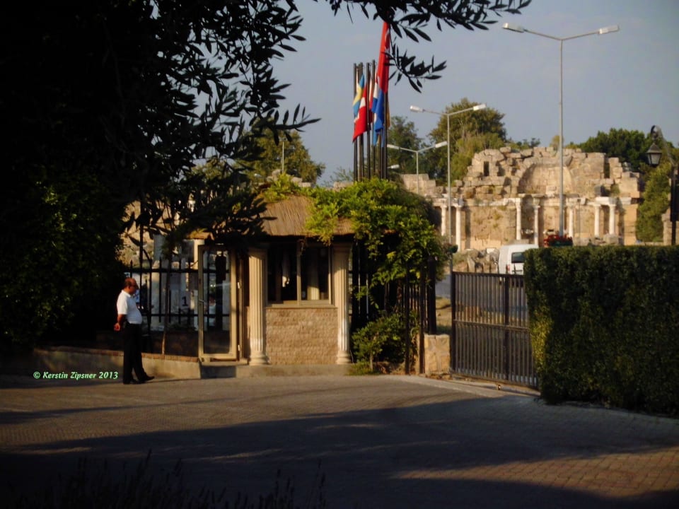 Pförtner und Vorplatz Can Garden Beach