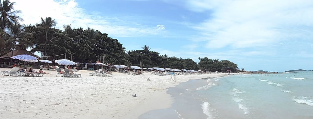 Patrząc w lewo od hotelu The Fair House Beach Resort