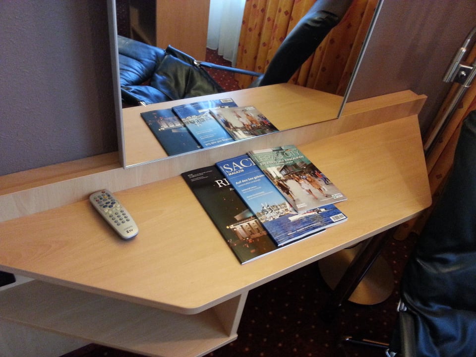 Ablage mit Infomaterial Hotel NH Leipzig Messe