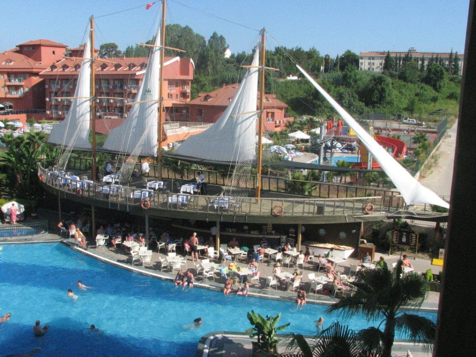 Die Poolbar in Form eines Schiffes Can Garden Resort