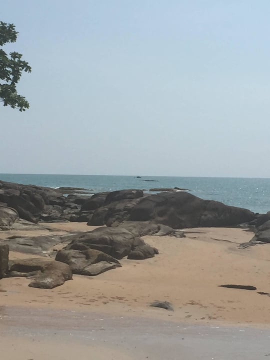 Felsformation am Hotelstrand Khaolak Laguna Resort