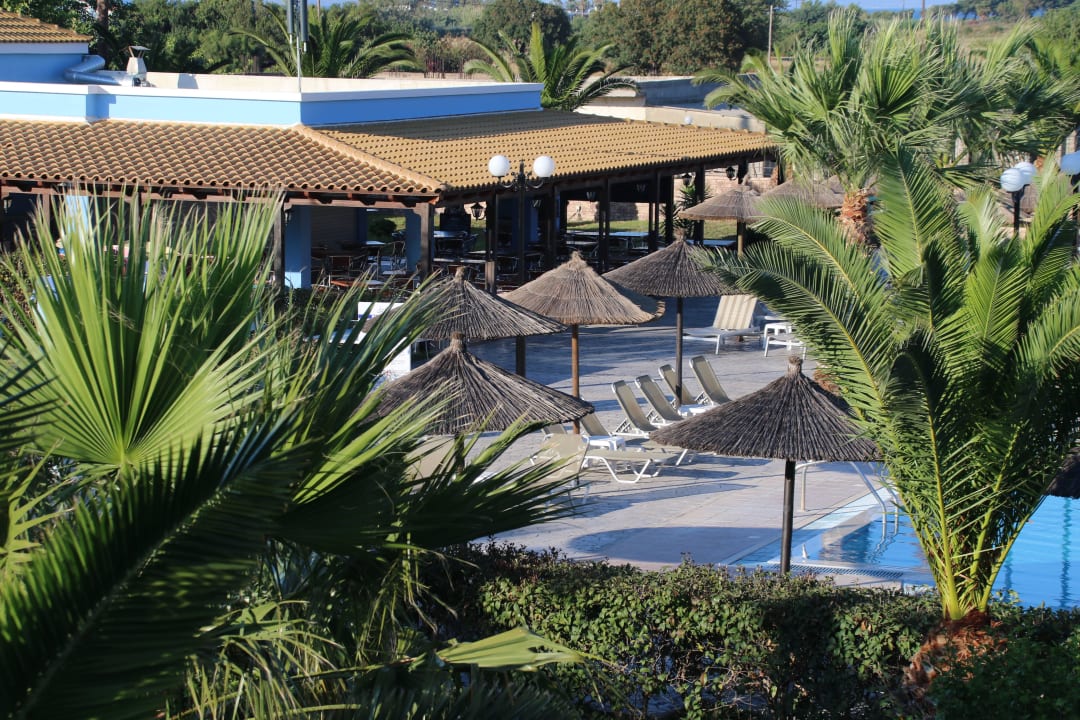 Blick auf die Snack-Bar am Pool Corali Hotel