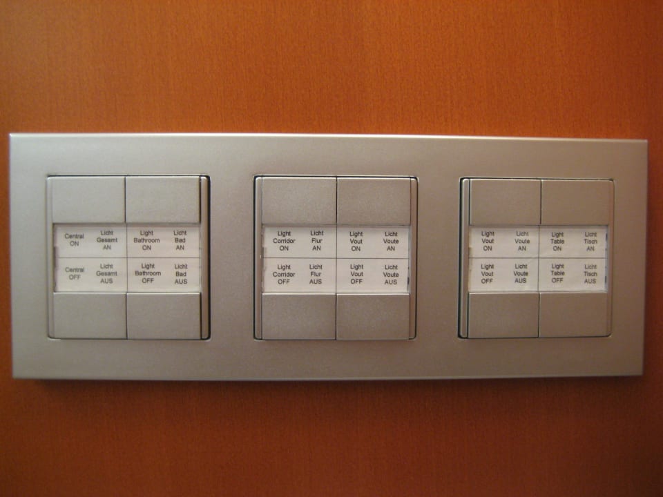 Schaltzentrale am Bett ATLANTIC Hotel Wilhelmshaven