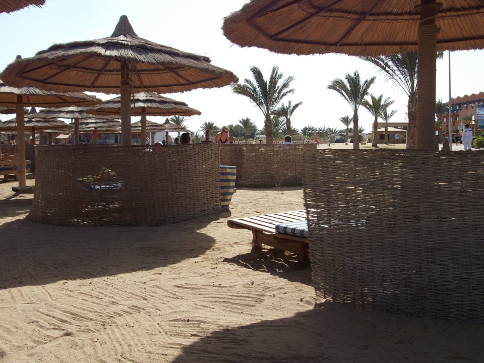 Лежаки на пляже Titanic Beach Spa & Aqua Park