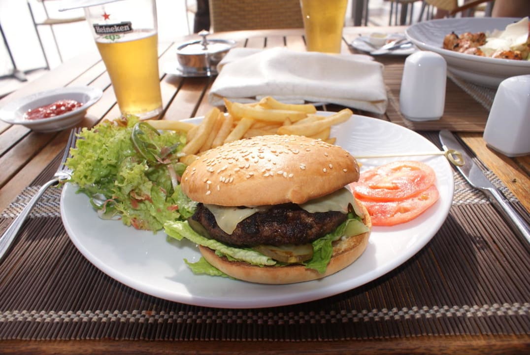 Essen an der Poolbar Miramar Al Aqah Beach Resort