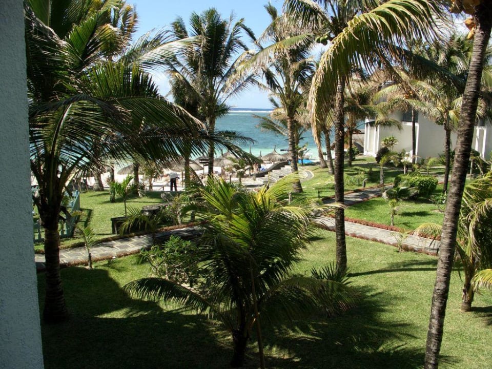 Blick vom Balkon in die Gartenanlage und zum Meer Veranda Palmar Beach Hotel