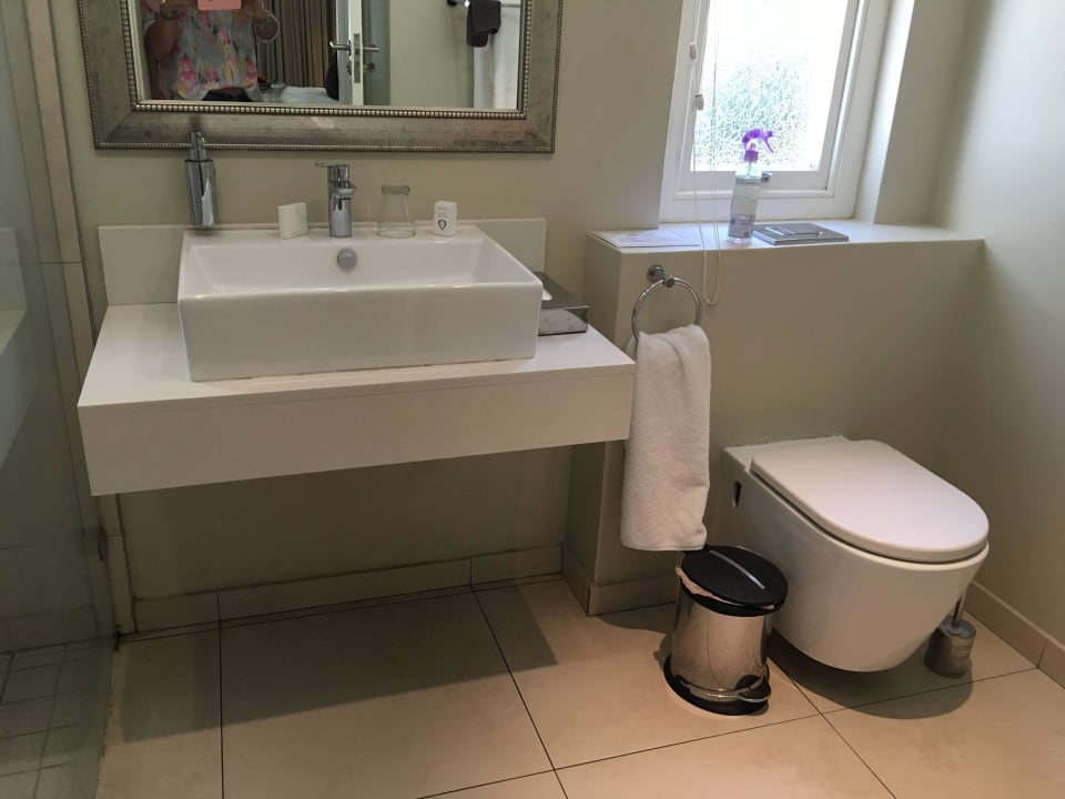 Bad - links die Dusche Guesthouse Lavender Farm