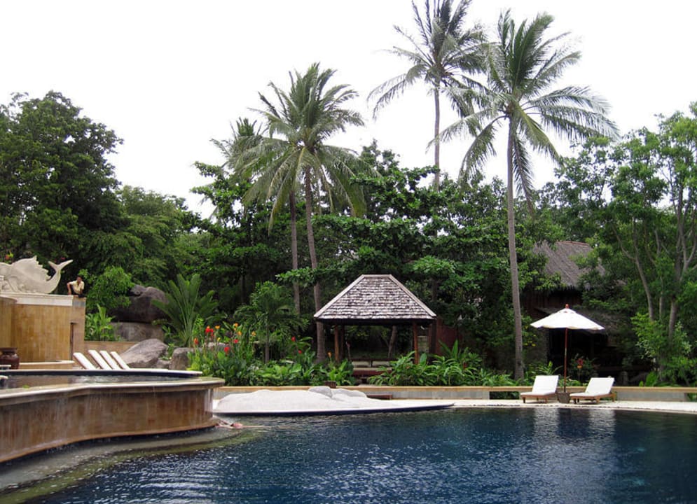 Нижний ярус бассейна Sensi Paradise Beach Resort