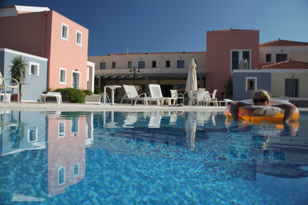 Relaxen am Pool nach einem heißen Strandtag Hotel Theofilos Superior