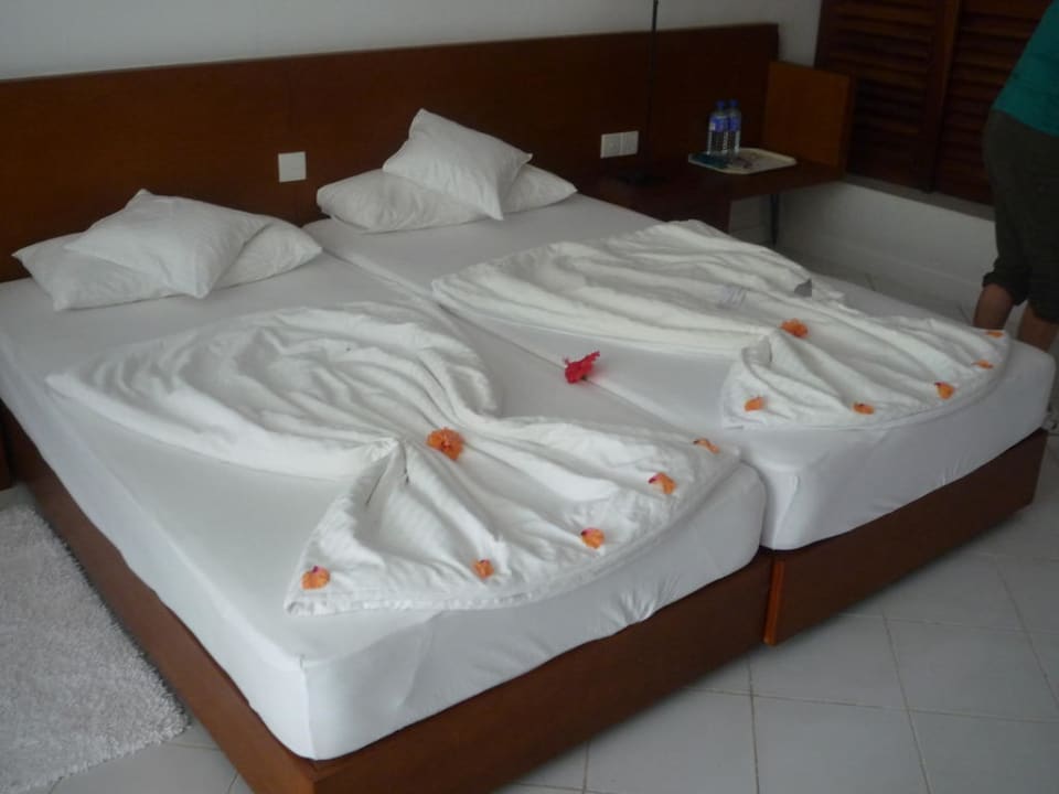 Blick auf unser Bett Hotel Lanka Princess Ayurveda