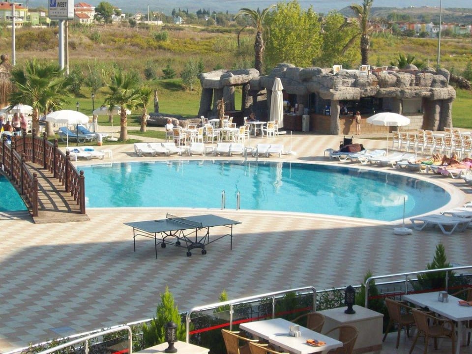Blick auf Pool und Poolbar FUN&SUN Smart Hane Sun Hotel