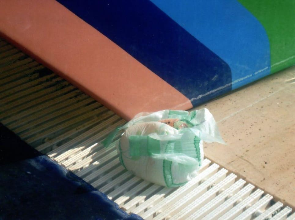 Benutzte Windel am Poolrand Kamelya Aishen Club