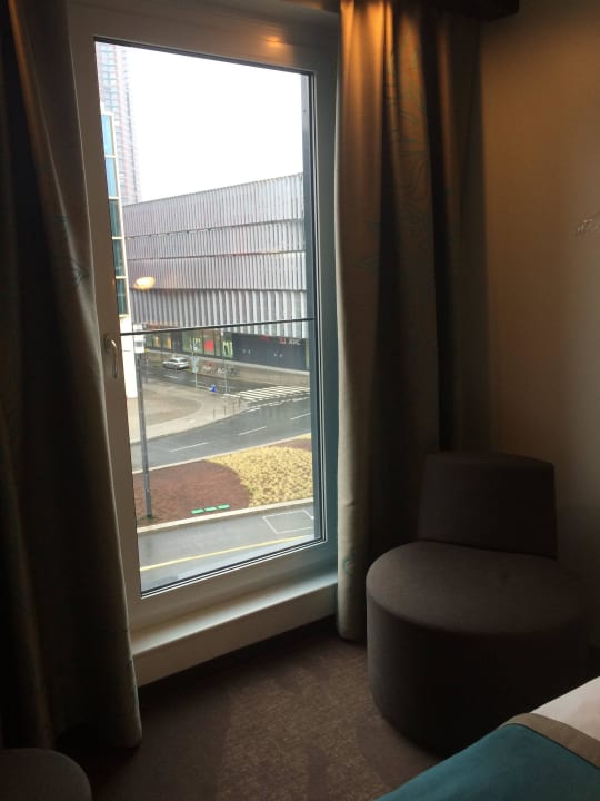 Ausblick zur Straßenseite Motel One Frankfurt-Messe