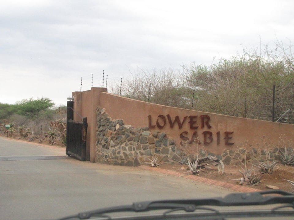 Einfahrt zum Camp Restcamp Lower Sabie