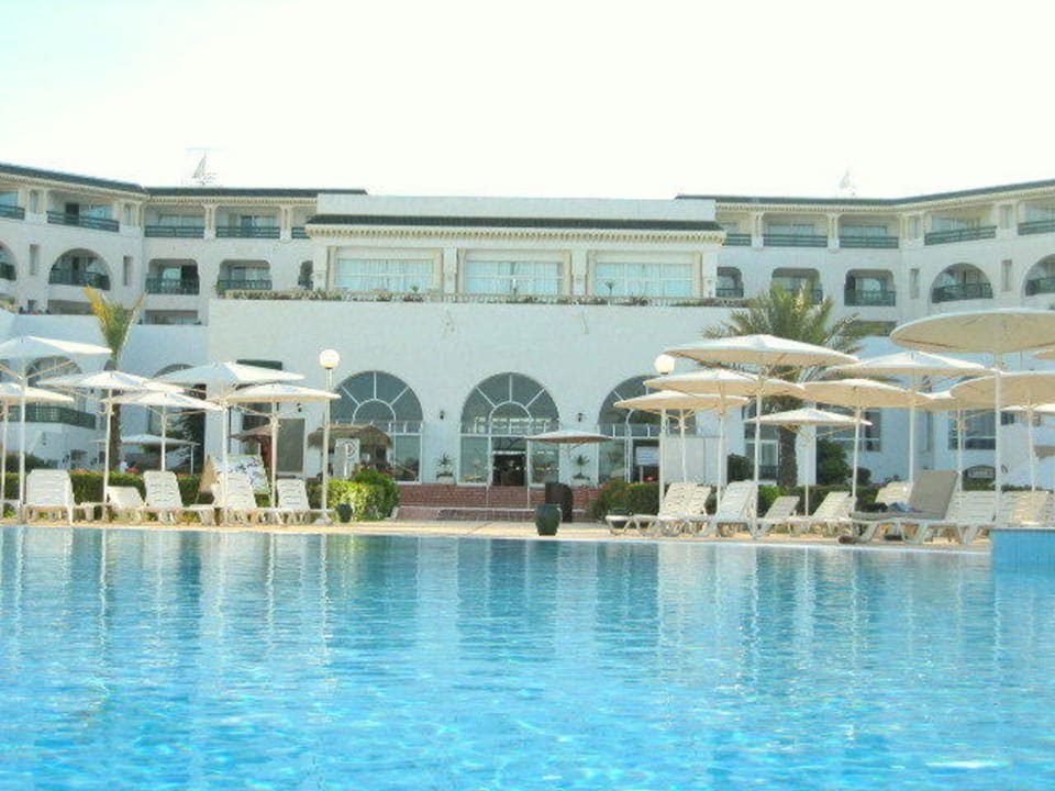Blick auf das Hotel- Haupthaus vom Pool aus Hotel El Mouradi Palm Marina