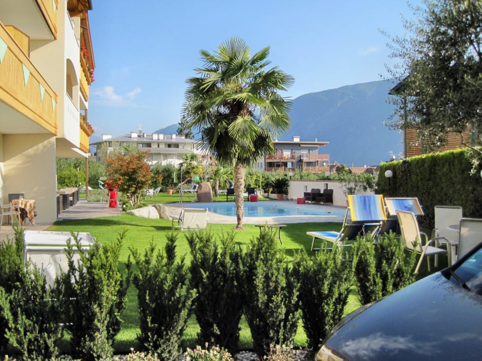 Gartenanlage mit Pool und Liegewiese Hotel Mehrhauser