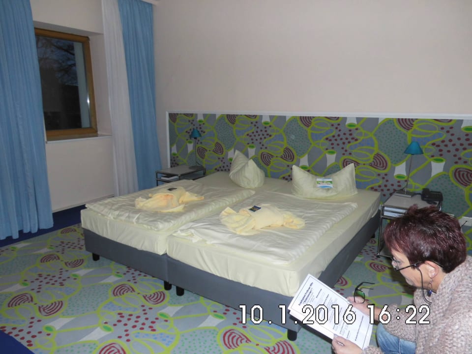 Hotelzimmer bei Ankunft mit netter Bettdeko Erzgebirgshotel Freiberger Höhe