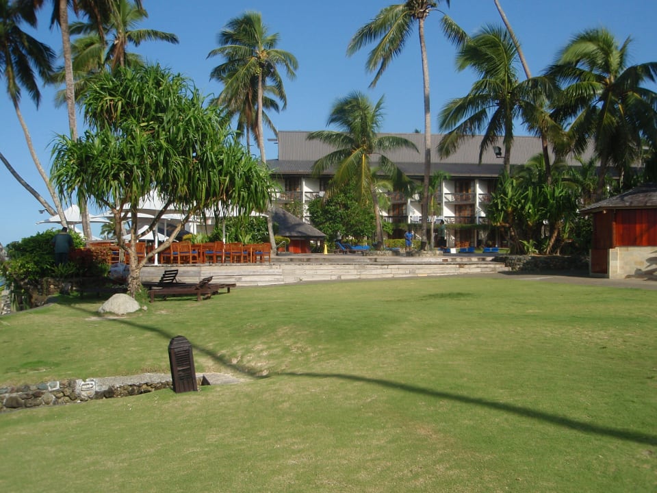 Außenanlage Meerseite Warwick Fiji Hotel