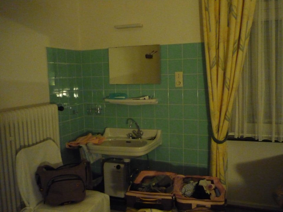 Waschbecken im Zimmer Hotel Garni Reis