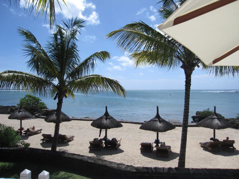 Blick vom Pool auf den Strand Maritim Resort & Spa Mauritius