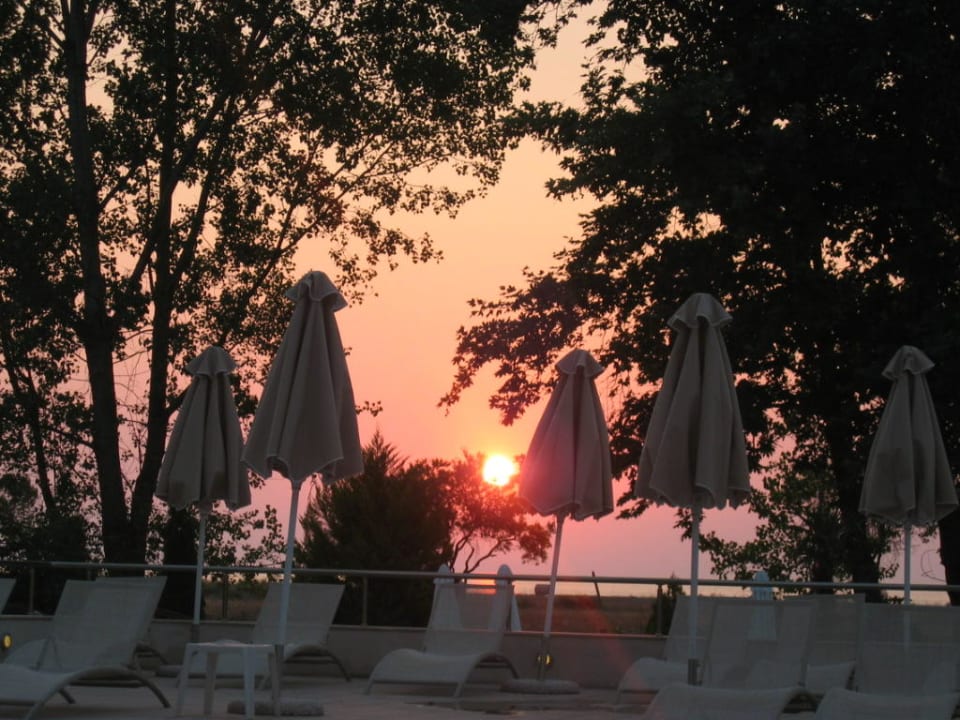 Sonnenaufgang am Hotelpool Olympian Bay Grand Resort