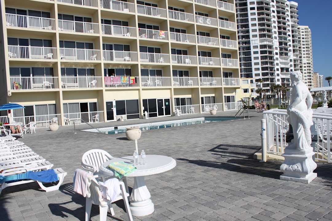 Pool Hotel Emerald Shores Resort