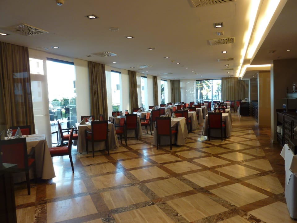 Blick in den vorderen Bereich des Restaurants allsun Hotel Bahia del Este