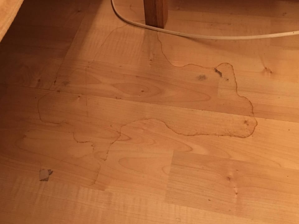 Der Boden des Zimmers gleich neben dem Bett Pension May