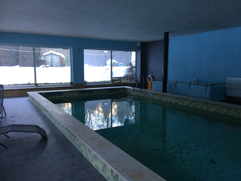 Pool QH Hotel