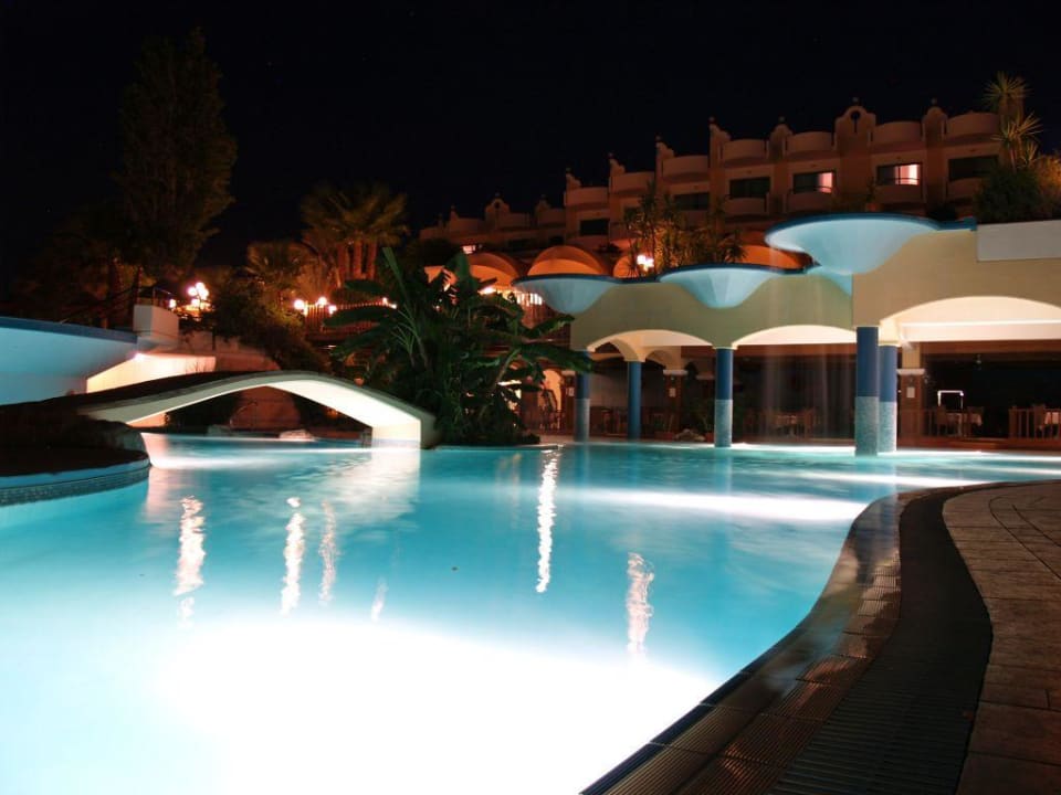 Poollandschaft bei Nacht Atrium Palace Thalasso Spa Resort & Villas