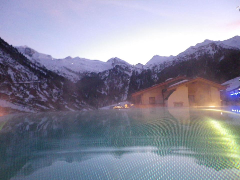 Außenpool mit Ausblick auf den Gletscher Hotel Klausnerhof