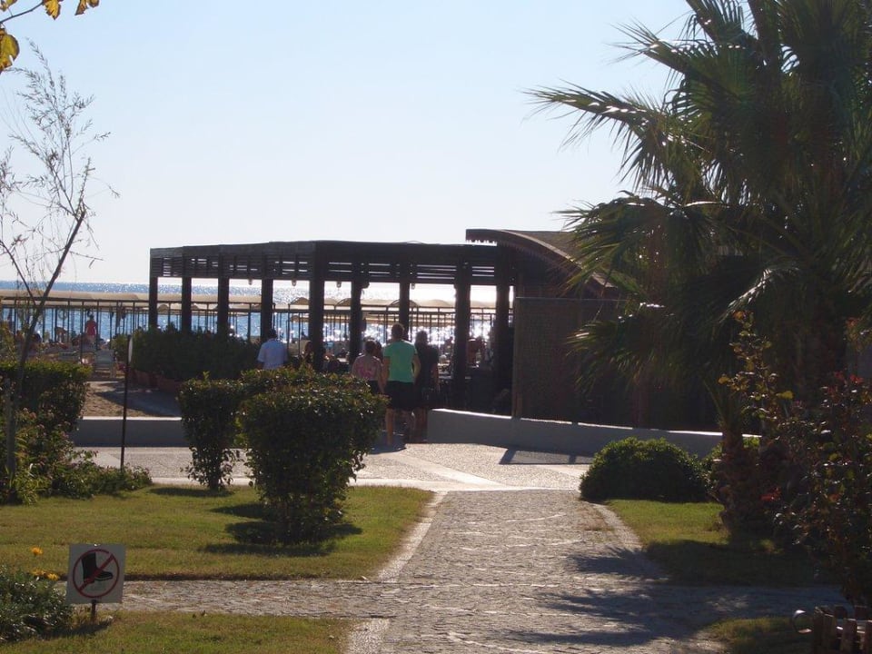 Blick zur Strandbar von der Promenade Calimera Hane Garden
