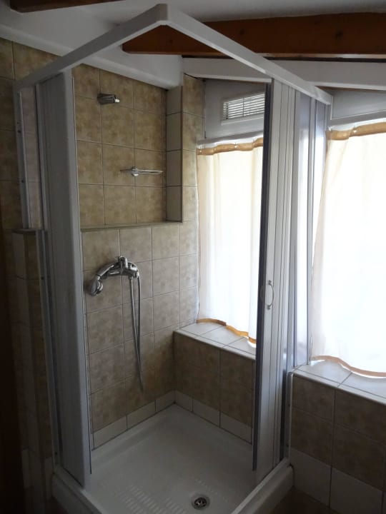Dusche Zimmer 16 Hotel Maistrali